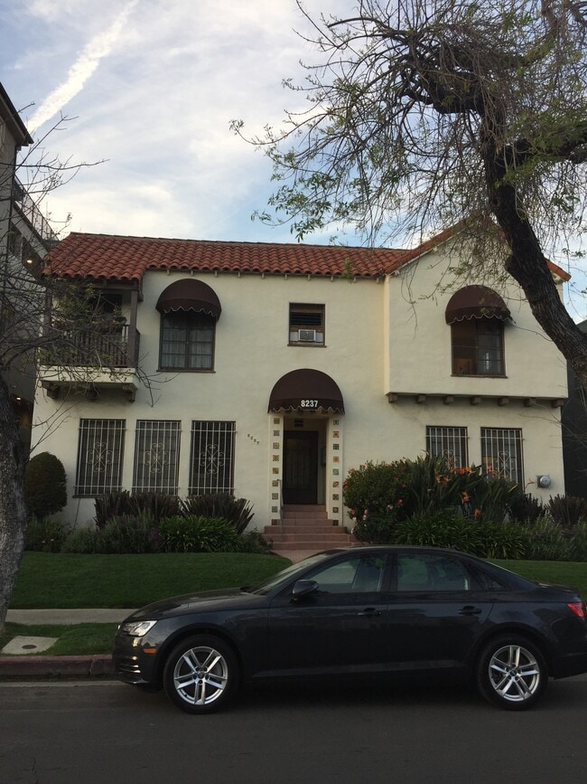 Foto del edificio - 8237 Blackburn Ave