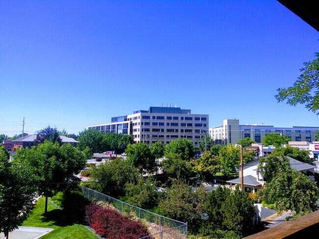 Foto del edificio - 340 Redwood Ct