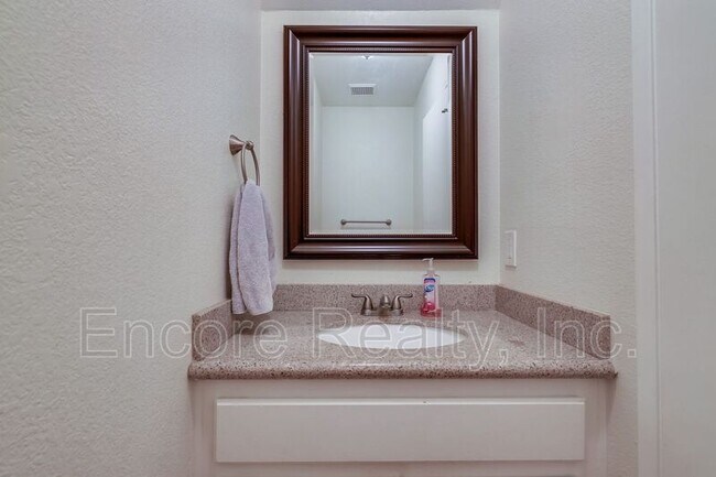 Foto del edificio - 1465 E Lexington Ave