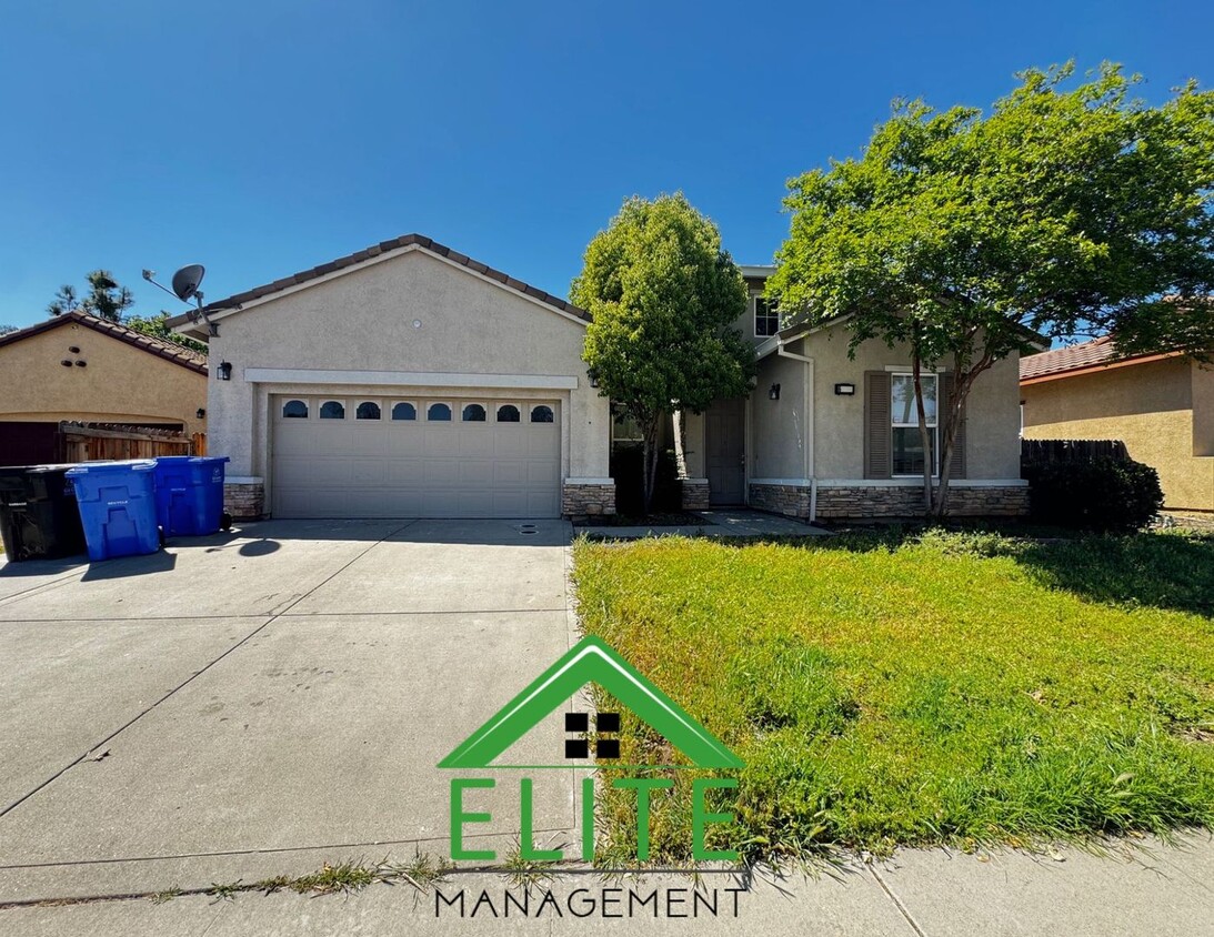 Foto principal - Beautifully Updated 4-Bedroom 3-Full Bathr...