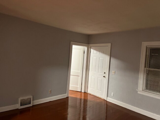 Building Photo - 626 Woodstock Ave