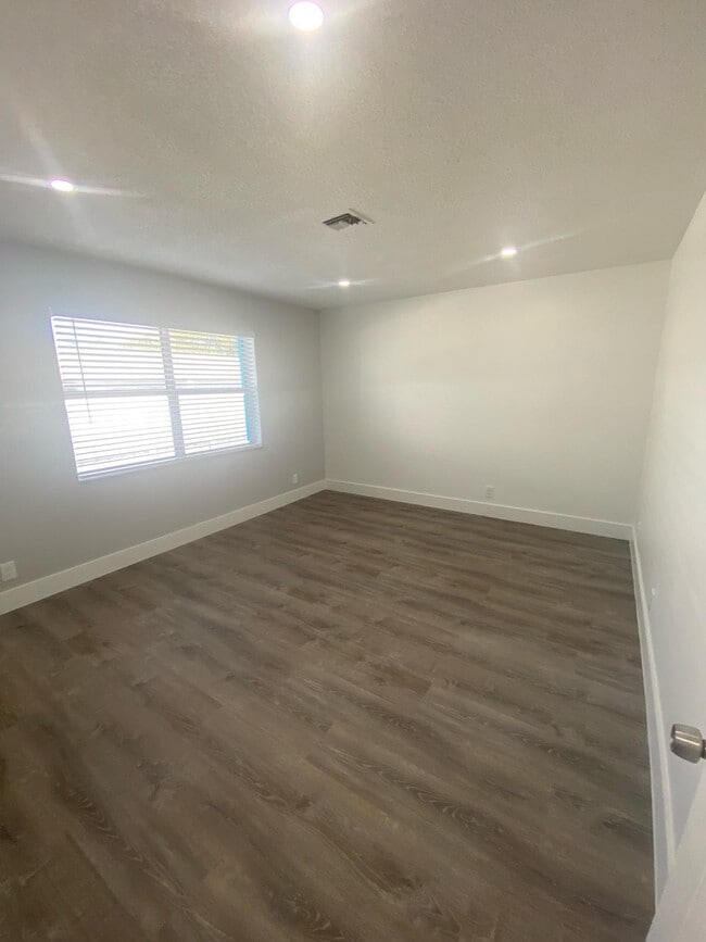 Building Photo - La Siesta Apartments I LLC