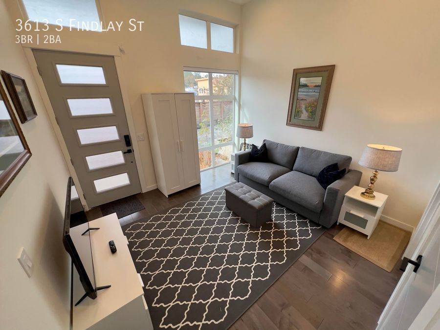 Primary Photo - Columbia City - 3 Bedroom / 1.5 Bath **Fur...