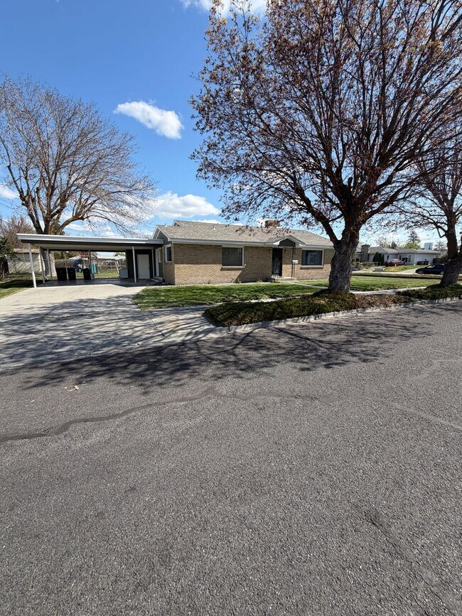 Foto del edificio - Corner Home In Lakeview Terrace