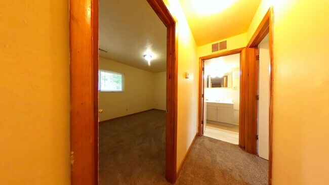 Building Photo - 2 Bedroom 1 Bath Apartment Rental in Parkv...