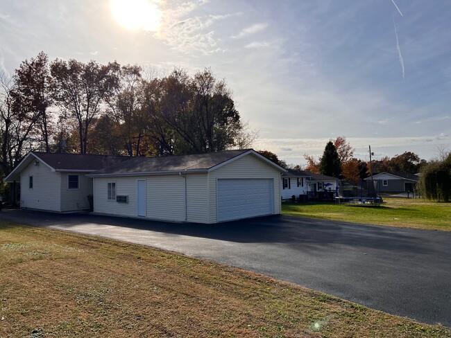 Foto del edificio - 3 Bedroom 2 Bath Home with 2 Car attached ...