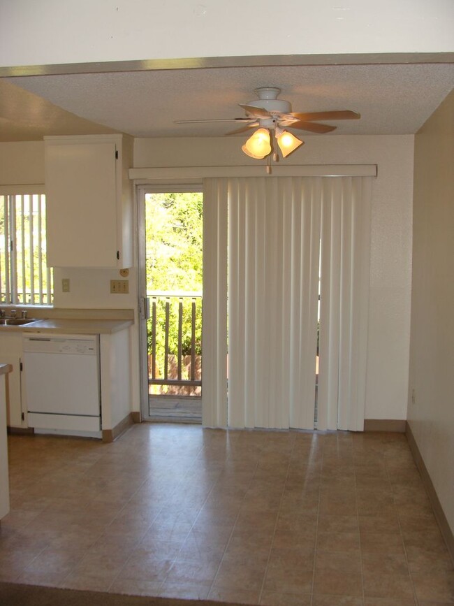 Foto del edificio - 3 Bedroom 2 Bath Condo Available Now!