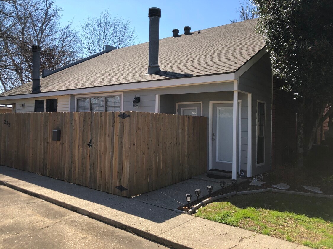 212 Yvonne St, Broussard, LA 70518 Townhome Rentals in Broussard LA