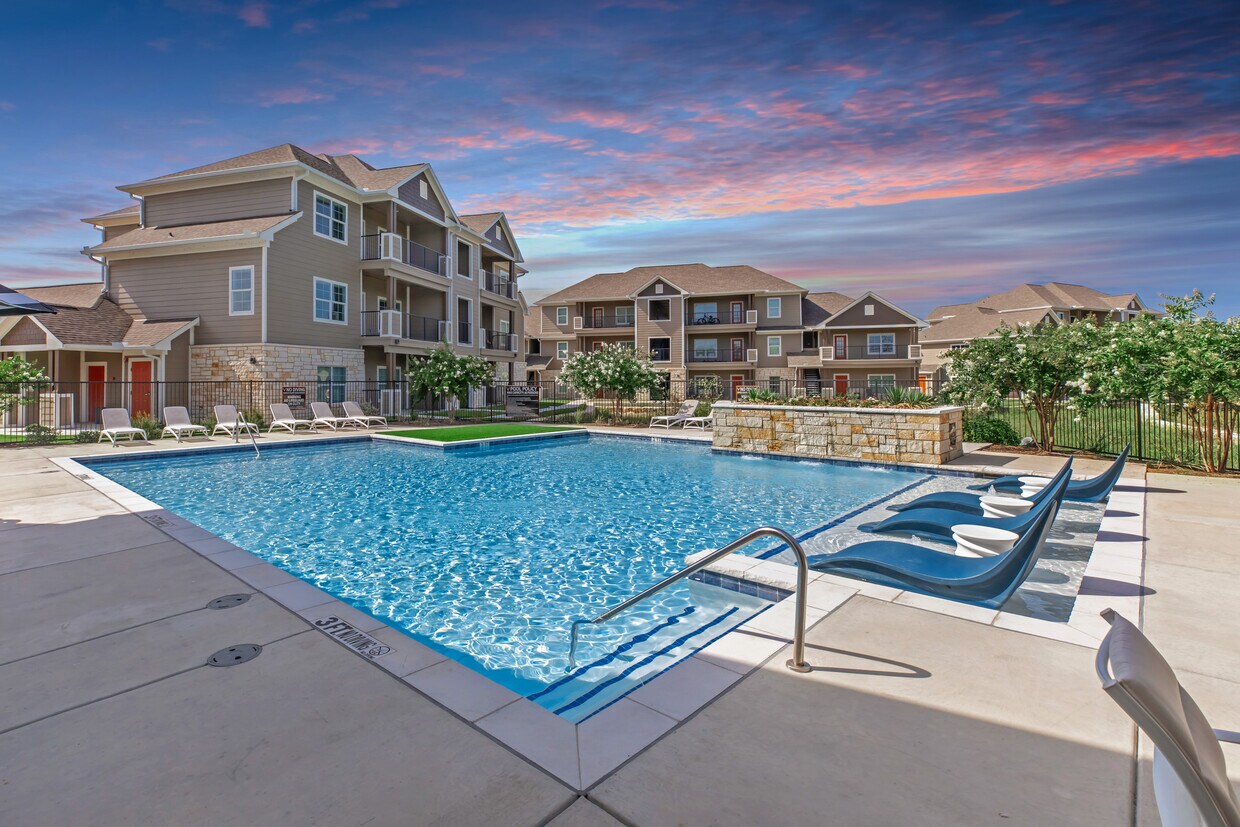 Foto principal - Village at Pepper Creek Apartments