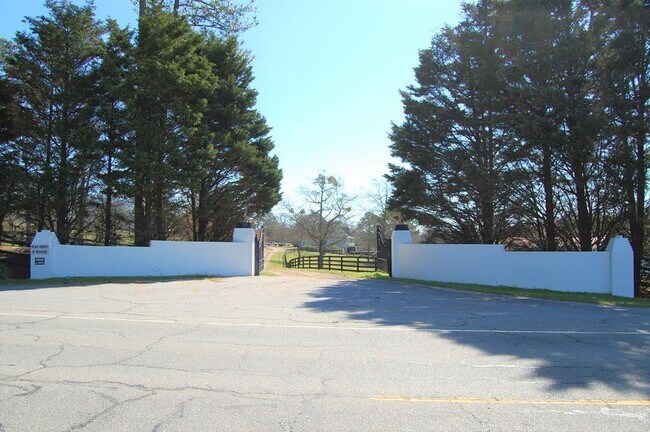 Building Photo - 4768 Columbia Hwy N