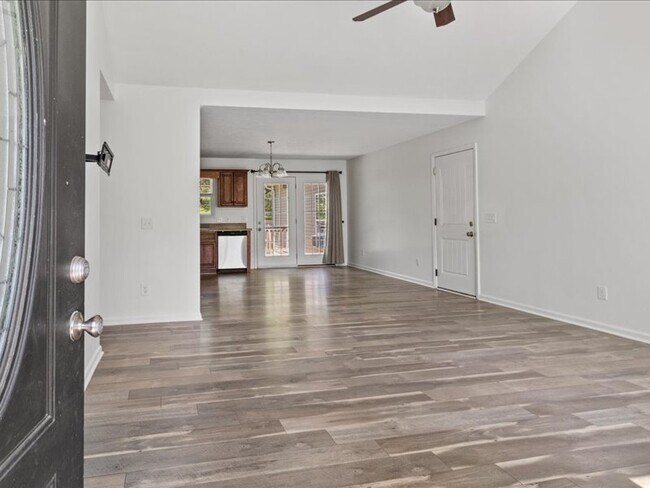Building Photo - 628 Ashwood Ave Unit B
