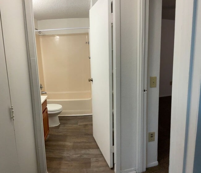 Building Photo - HUGE 1 BEDROOM ! GREAT PRICES! Same Day Ap...