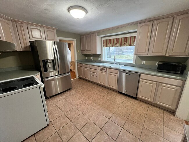 Foto del edificio - Beautiful, Single Family Colonial for Rent in Springfield!