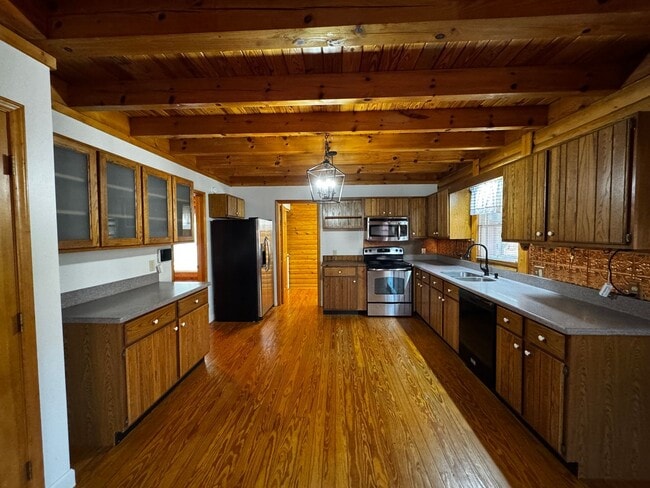 Building Photo - 257 Kim St