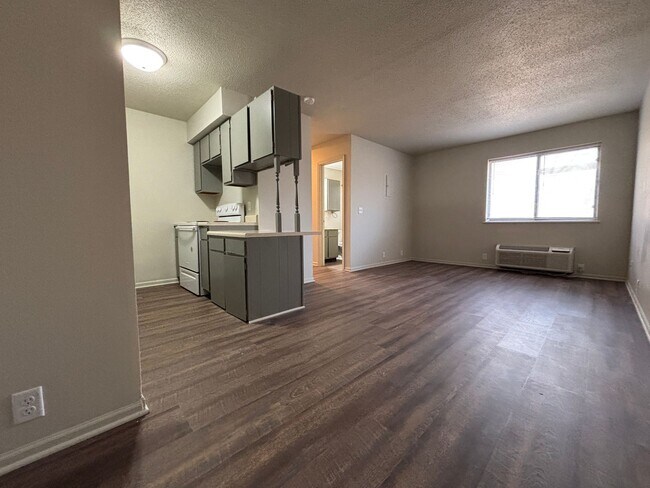 Foto del edificio - Renovated 2 Bedroom, 1 Bath Apartment at t...
