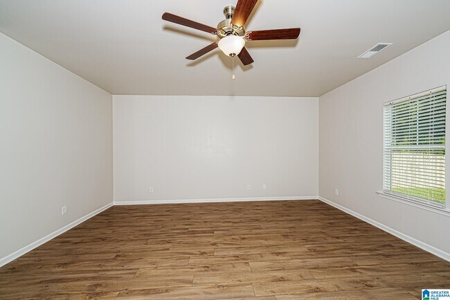 Foto del edificio - 120 Fallen Oaks Ln