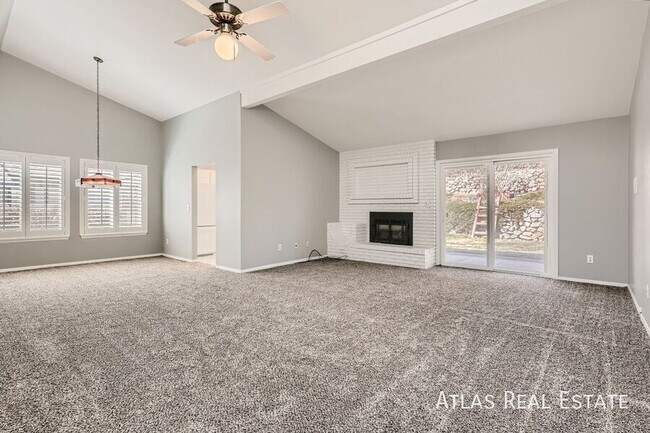 Foto del edificio - Spacious 3-Bedroom Home in Centennial Avai...