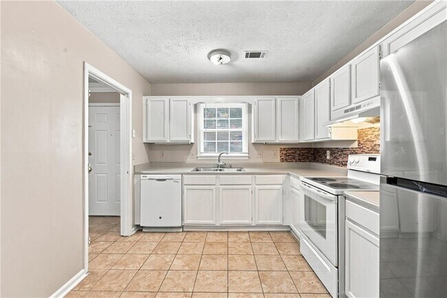 Foto del edificio - 136 Sterling Ct
