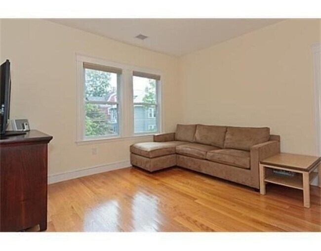 Building Photo - 161 Elm St