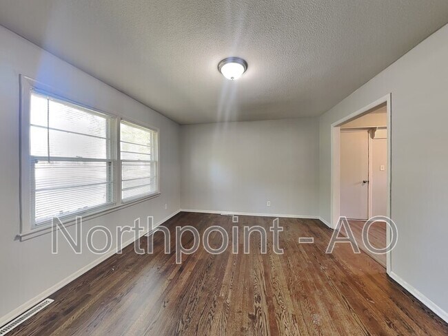 Foto del edificio - 12019 Bennington Ave