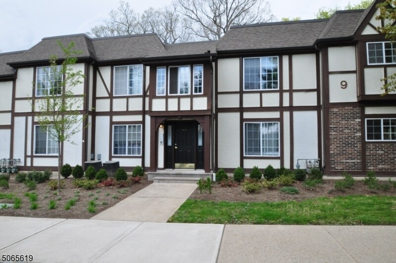Primary Photo - 121 Village Dr