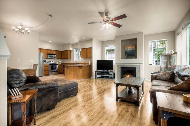 Building Photo - Charming 3 Bedroom Townhouse in Dupont