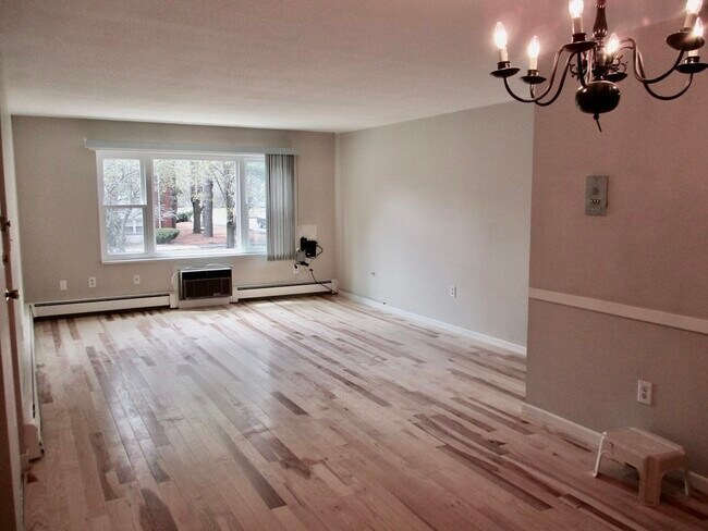 Building Photo - B5 Colonial Dr