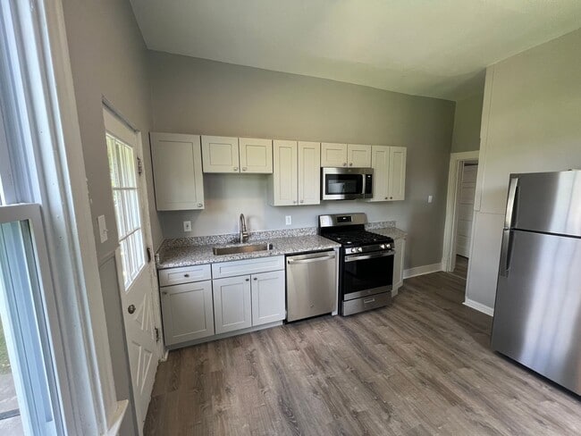 Building Photo - Gorgeous 1 and 2 bedroom apartments for re...