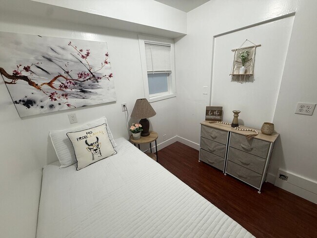 Building Photo - Affordable Private Girl room Downtown - Top Floor and Furnished