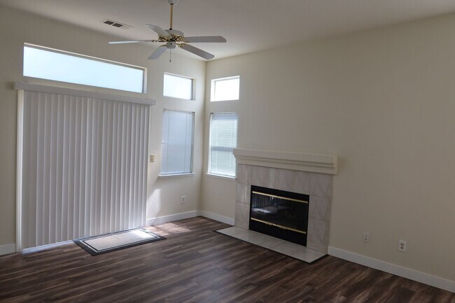 Building Photo - 3 Bedroom, 2 Bath Home in Elk Grove