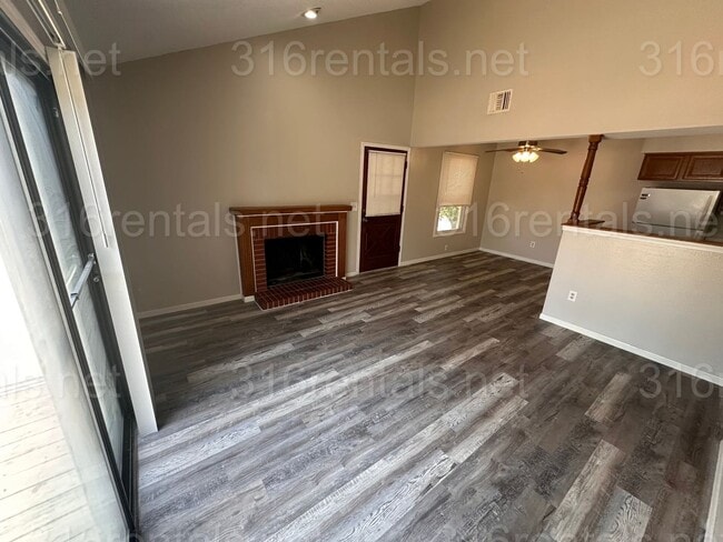 Building Photo - $925 - 2 bedroom 1 bath - Beautiful apartm...