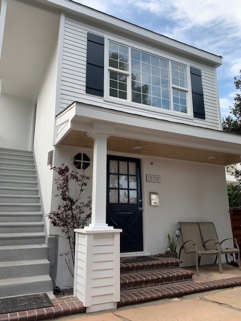 Upper unit with large front window - 12713 Venice Blvd