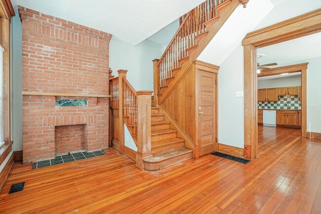 Building Photo - 804 E Main St