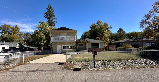 Building Photo - 4 BED 2.5 BATH IN SOUTH REDDING