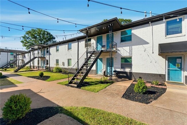 Building Photo - 558 College St