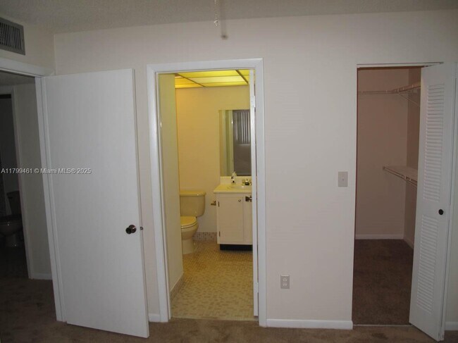 Building Photo - 9704 S Belfort Cir