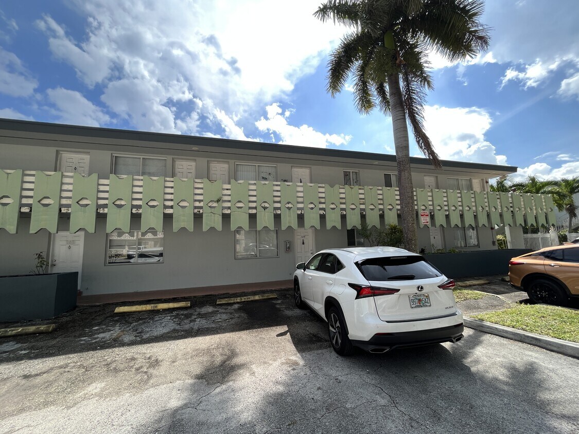 Foto principal - 980 NE 170th St