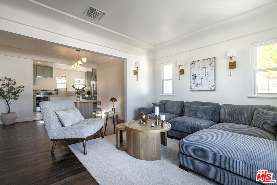 Foto principal - 7853 Brighton Ave