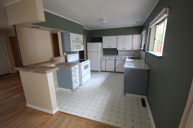 Building Photo - AVAILABLE SHORT TERM! Midtown 3 Bedroom Ho...
