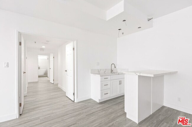 Building Photo - 10390 Wilshire Blvd