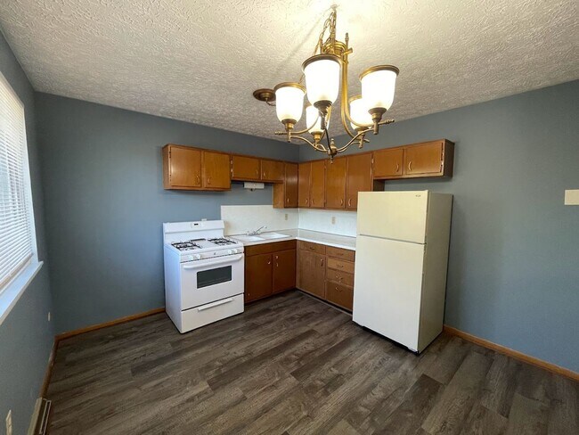 Building Photo - Two bedroom one bathroom apartment for rent