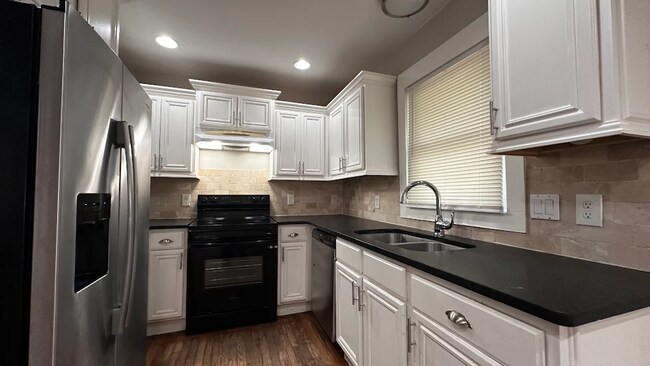 Foto del edificio - 4 bedrooms & 3 bath in Decatur!