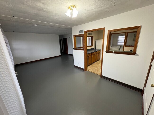 Foto del edificio - Lovely & Spacious 4-Bed, 2-Bath Single-Family Home Near Everything You Need