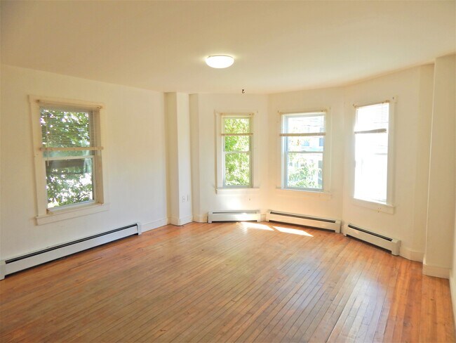 Building Photo - 93 Newbury St