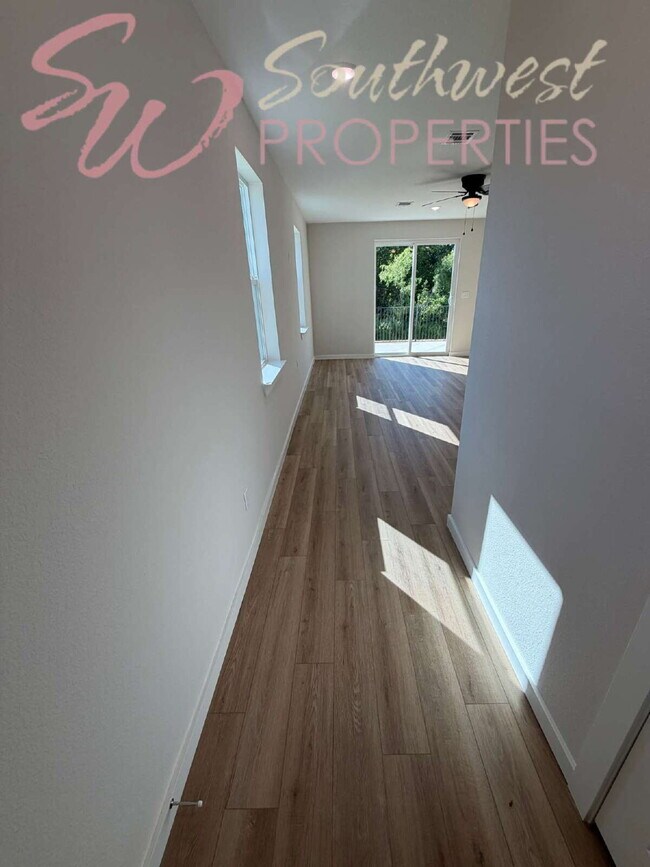 Foto del edificio - FOUR bedroom townhome. Can't get any closer to campus than this!