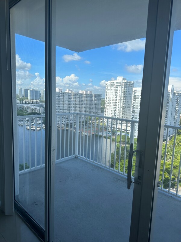 Foto del edificio - 2801 NE 183rd St