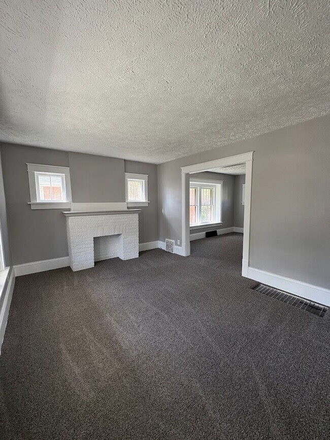 Foto del edificio - Four bedroom one bathroom home for rent