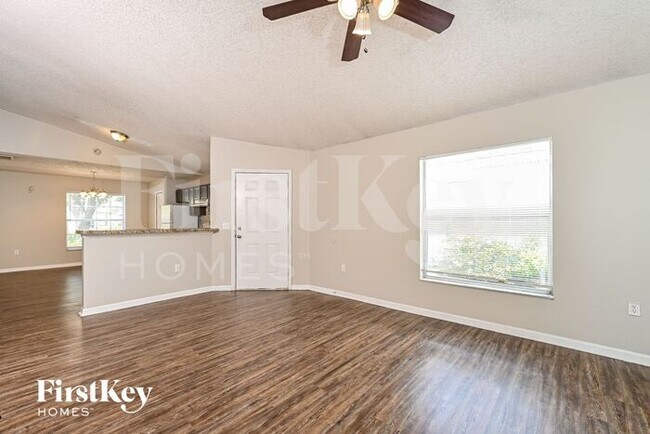 Foto del edificio - 7439 Groveoak Dr