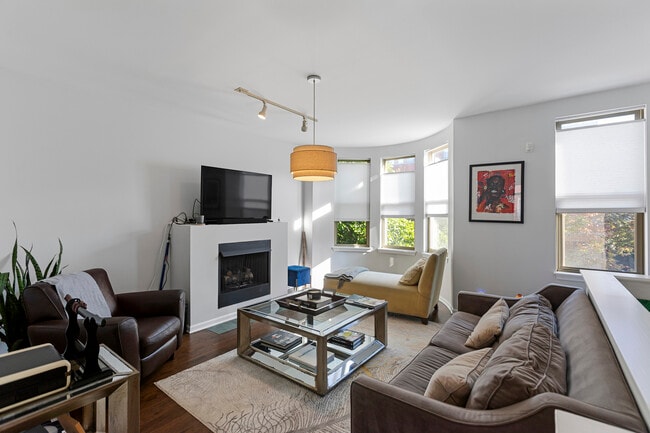 720 W Evergreen-1 - 720 W Evergreen-1 Apartment