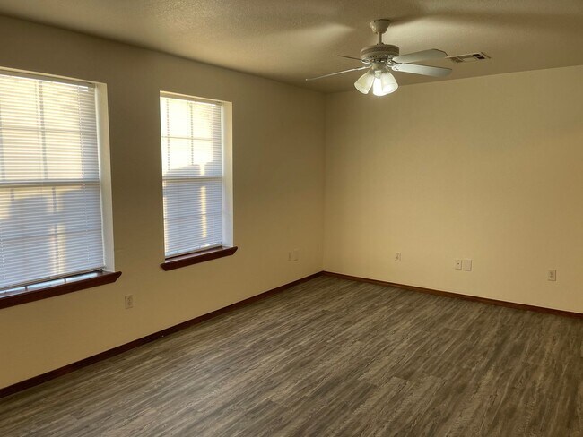 Foto del edificio - 3 bed 1 bath all new inside, fenced yard, Blanchard Schools!